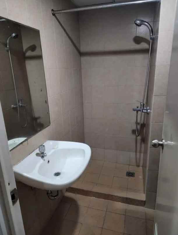 metropolis trenggilis studio lantai 15 full furnish