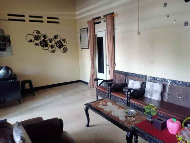 rumah 2 lantai 0 jalan raya dalam kota mojokerto