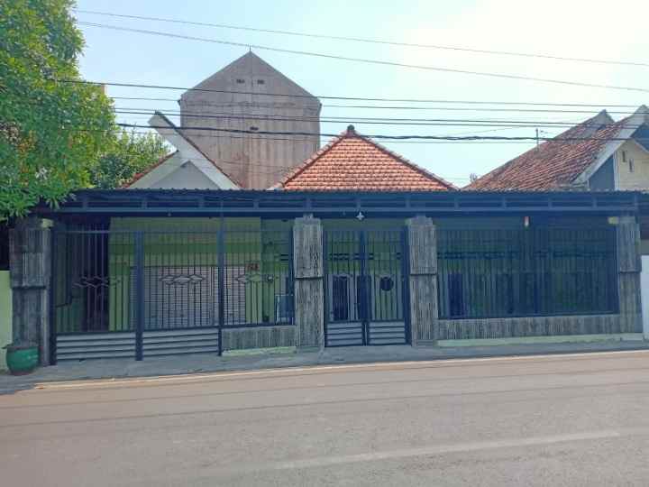 rumah 2 lantai 0 jalan raya dalam kota mojokerto