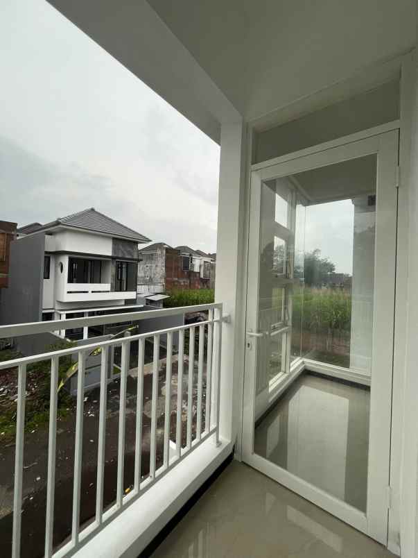 rumah 2 lantai lokasi dekat kampus binus araya