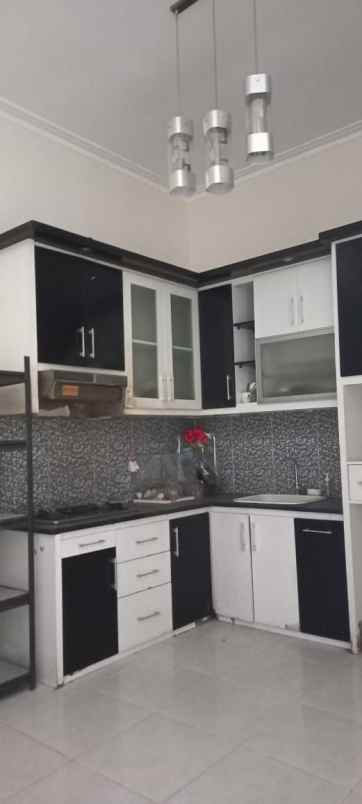 rumah 2 lantai lokasi sulfat malang bu