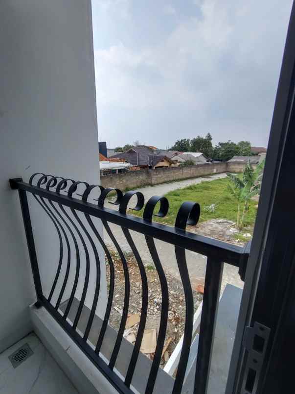 rumah 2 lantai murah strategis di limo depok