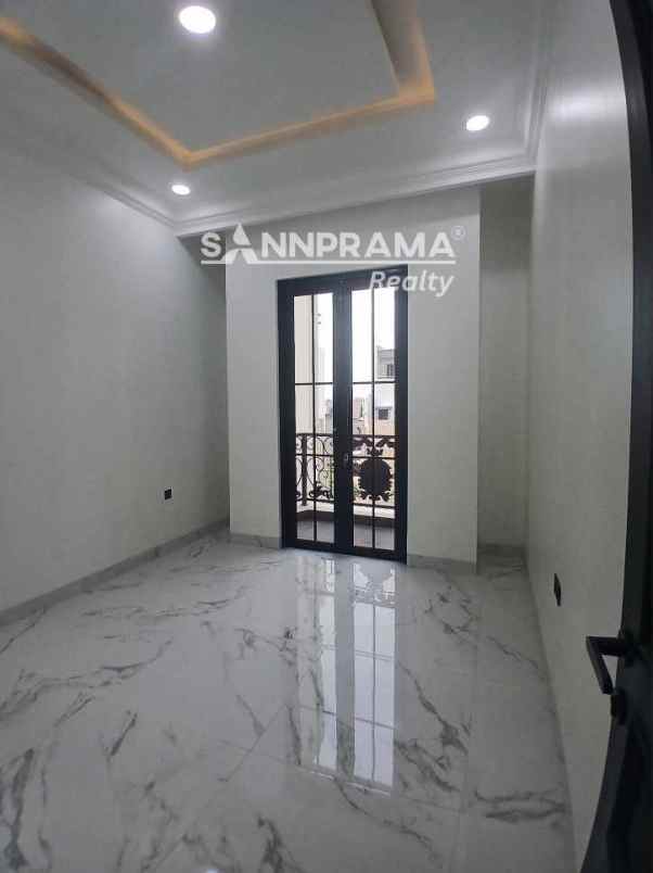 rumah american classic siap huni di jagakarsa jaksel