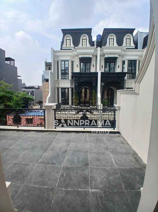 rumah american classic siap huni di jagakarsa jaksel