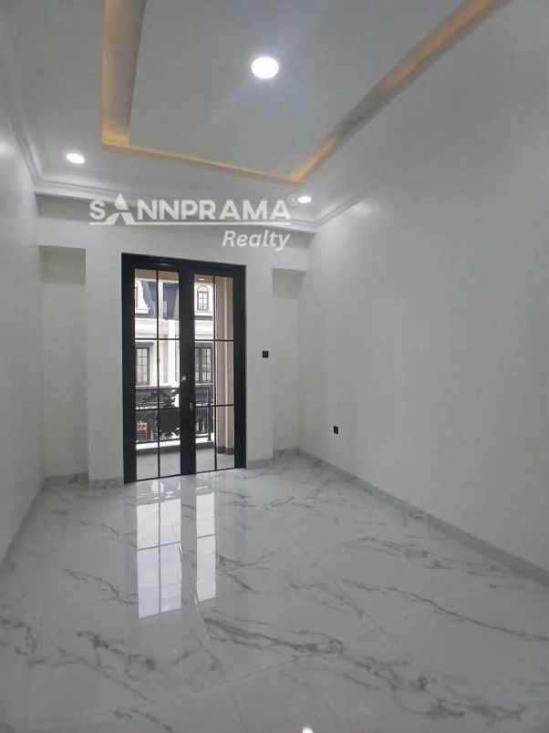 rumah american classic siap huni di jagakarsa jaksel