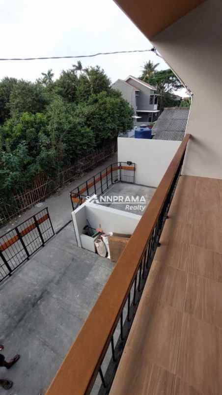 rumah baru 2 lantai siap huni di mampang depok