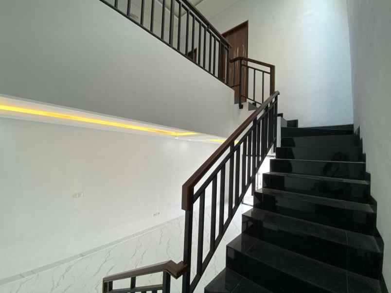 rumah baru dalam komplek kav dki meruya utara jakbar