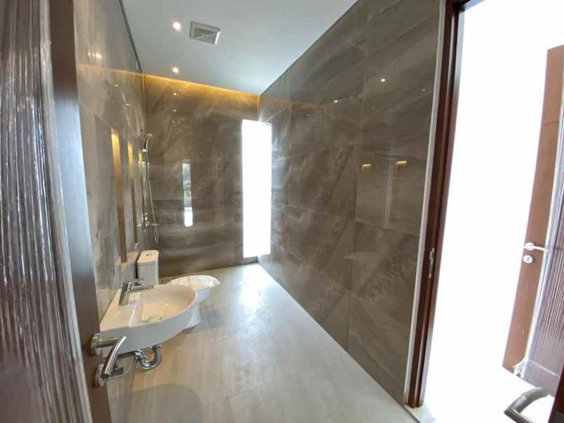 rumah baru dalam komplek kav dki meruya utara jakbar