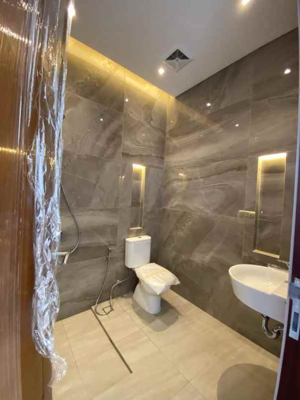 rumah baru dalam komplek kav dki meruya utara jakbar