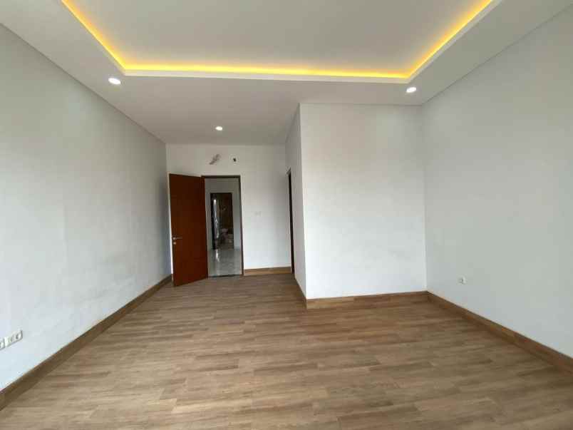 rumah baru dalam komplek kav dki meruya utara jakbar