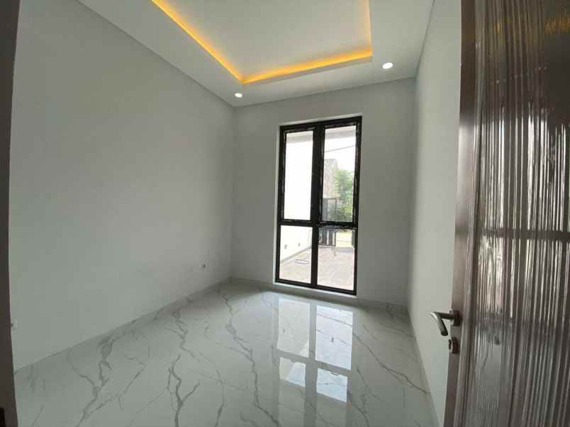 rumah baru dalam komplek kav dki meruya utara jakbar