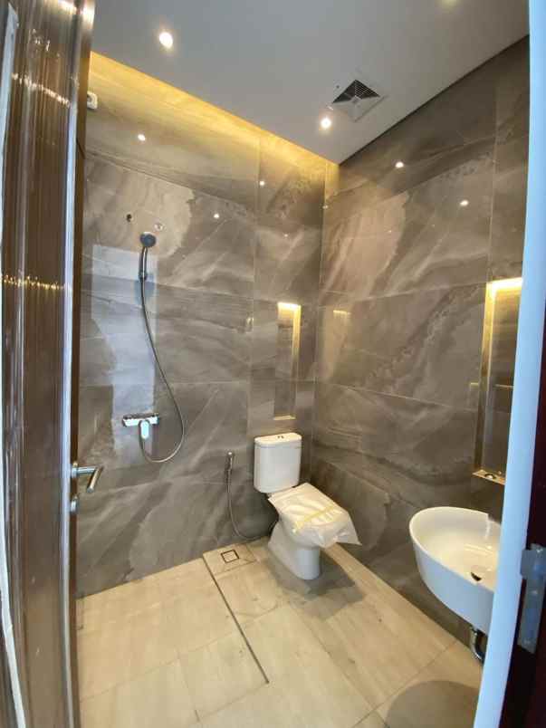 rumah baru dalam komplek kav dki meruya utara jakbar