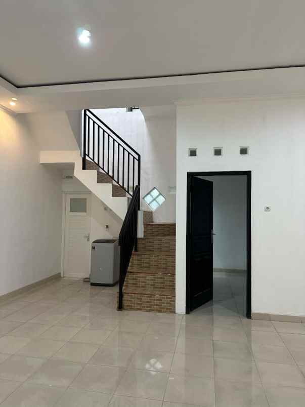 rumah baru dua lantai siap huni 3 km rs jih