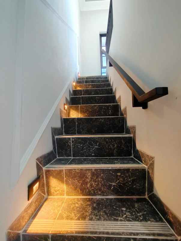 rumah baru klasik modern di setu cipayung jaktim