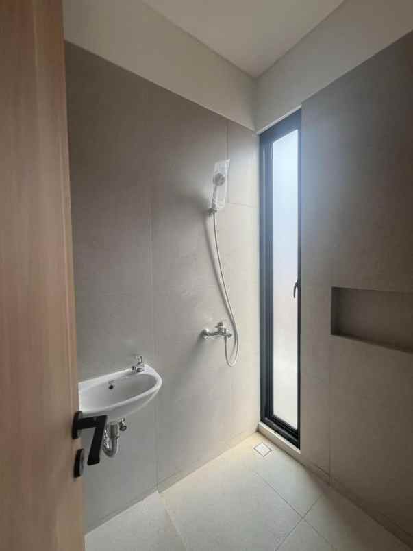 rumah baru modern tropical di cinere megapolitan