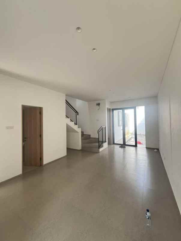 rumah baru modern tropical di cinere megapolitan