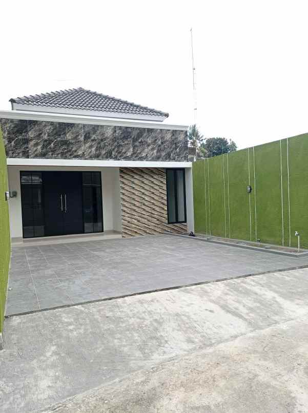 rumah baru tanah luas di utara sd model sleman yogyaka