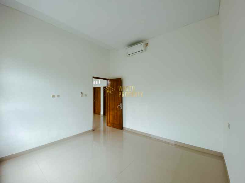 rumah besar 4 kamar di ngaglik siap huni harga nego