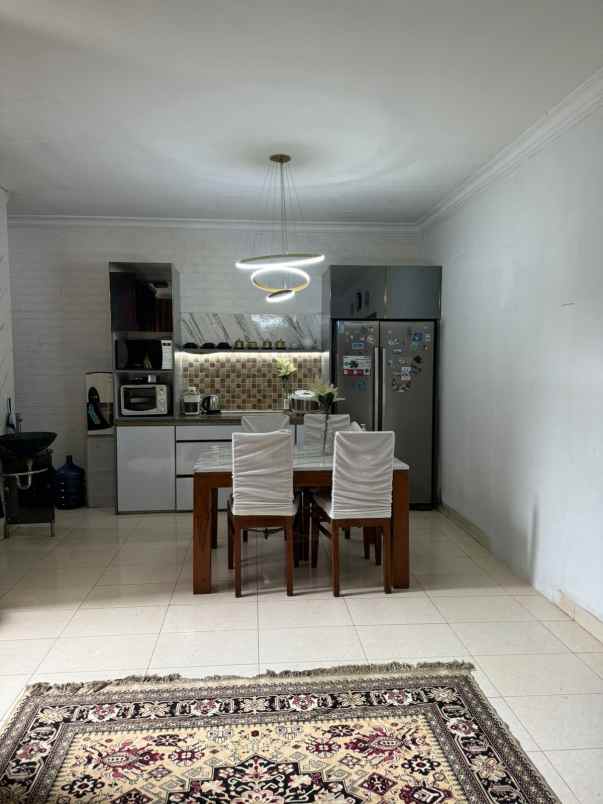 rumah hook elite premium di raffles hills cibubur