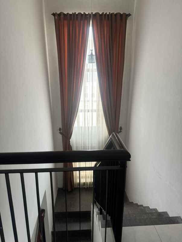 rumah hook elite premium di raffles hills cibubur