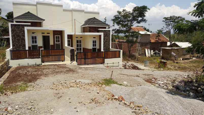 rumah jalan raya leuwigoong garut
