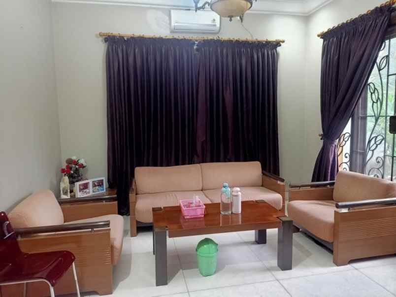 rumah klampis semolo hadap timur selatan