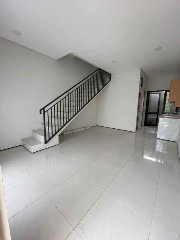 rumah kpr syariah 2 lantai strategis akses 2 mobil