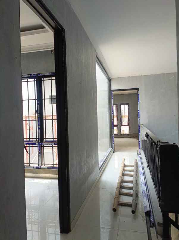 rumah mewah dalam komplek besar bukit cirendeu tangsel