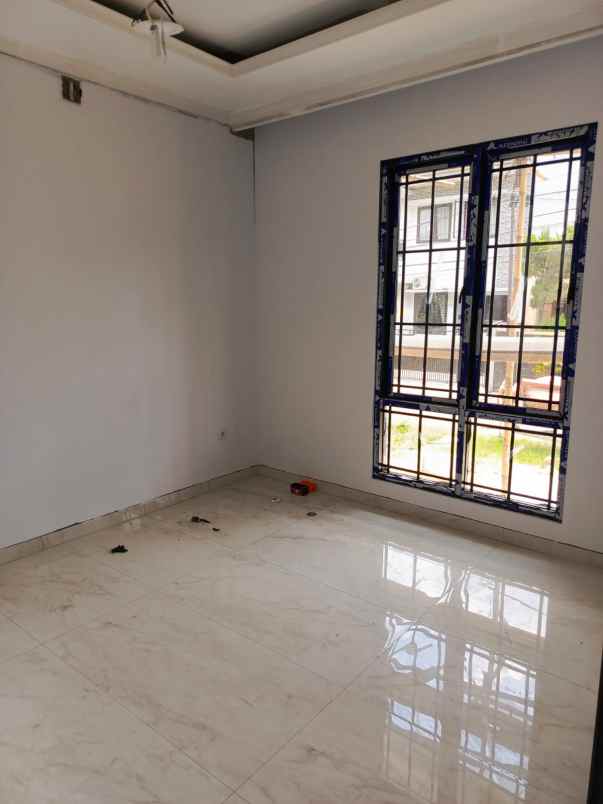 rumah mewah dalam komplek besar bukit cirendeu tangsel