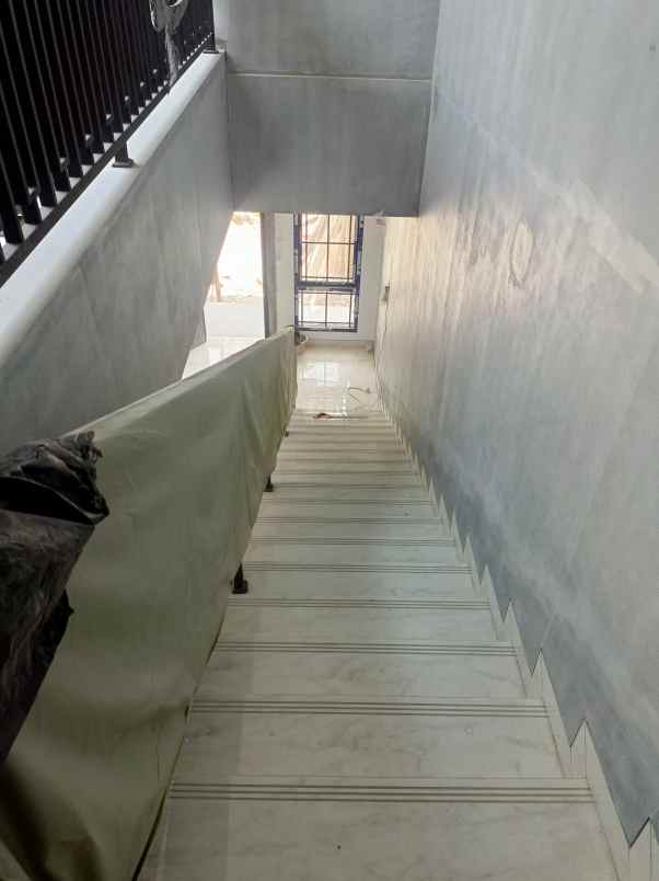 rumah mewah dalam komplek besar bukit cirendeu tangsel