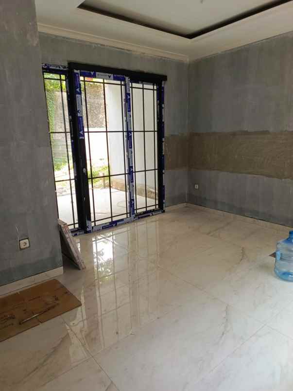 rumah mewah dalam komplek besar bukit cirendeu tangsel