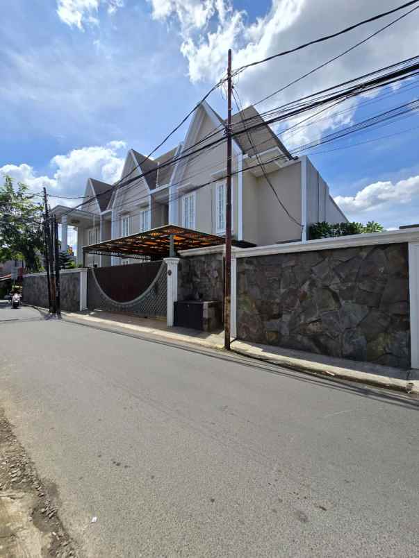 rumah mewah dengan private pool dan lift di condet
