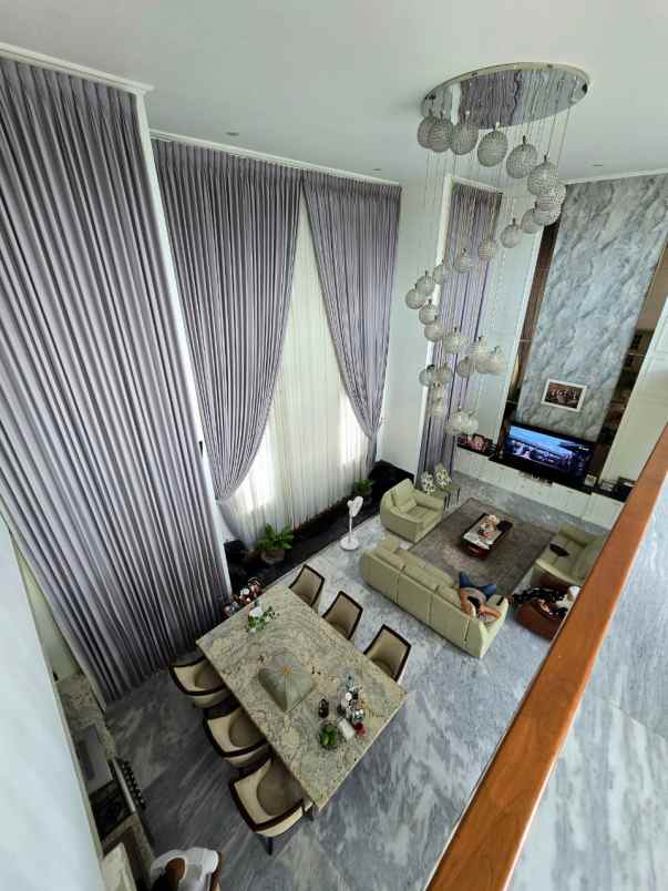 rumah mewah dengan private pool dan lift di condet