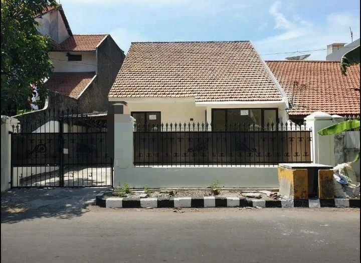 rumah rungkut asri siap huni lantai granit row 3 mobil