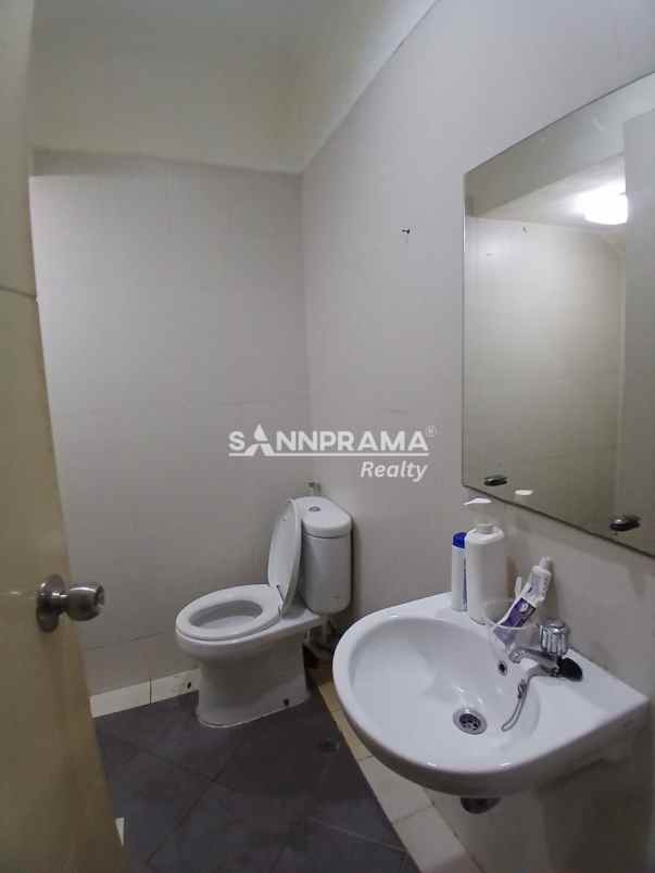 rumah second 2 lantai strategis di mampang hills depok