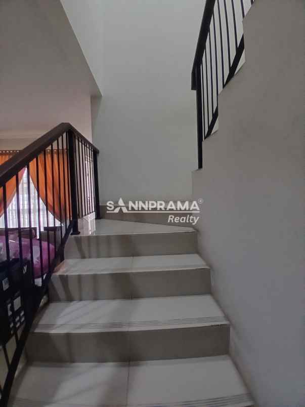 rumah second 2 lantai strategis di mampang hills depok