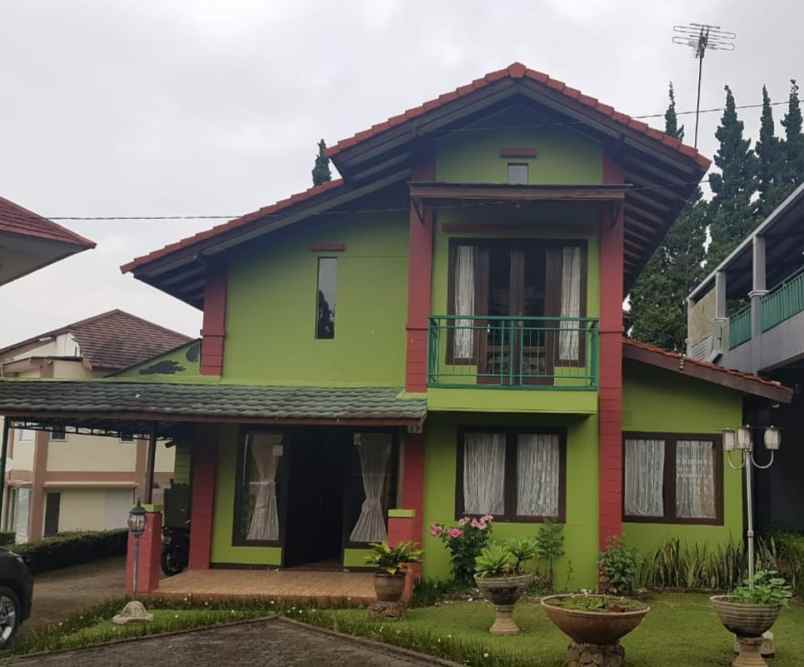 rumah villa istana bunga cisarua dekat wisata lembang