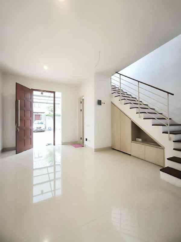 sewa rumah 2 lantai grand harvest dekat wiyung