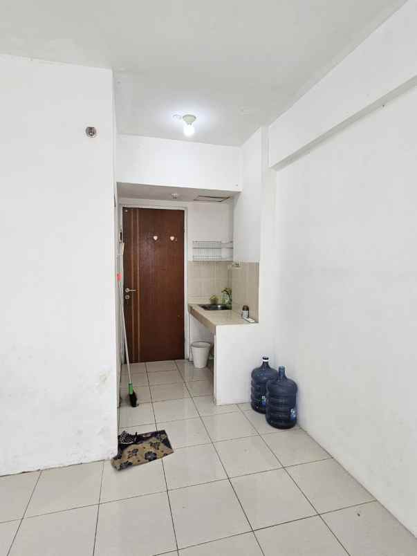 apartemen puncak kertajaya depan lift