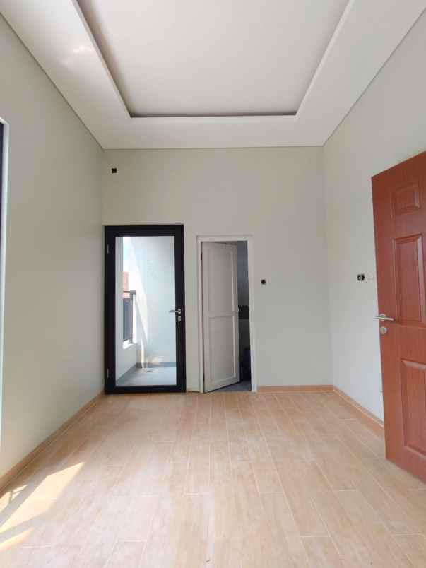 dijual rumah bambu apus jaktim