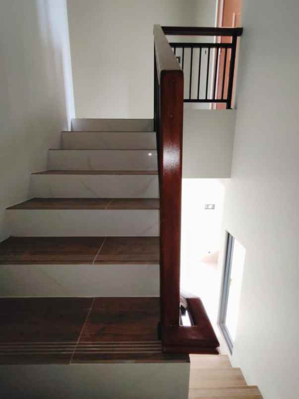 dijual rumah bambu apus jaktim