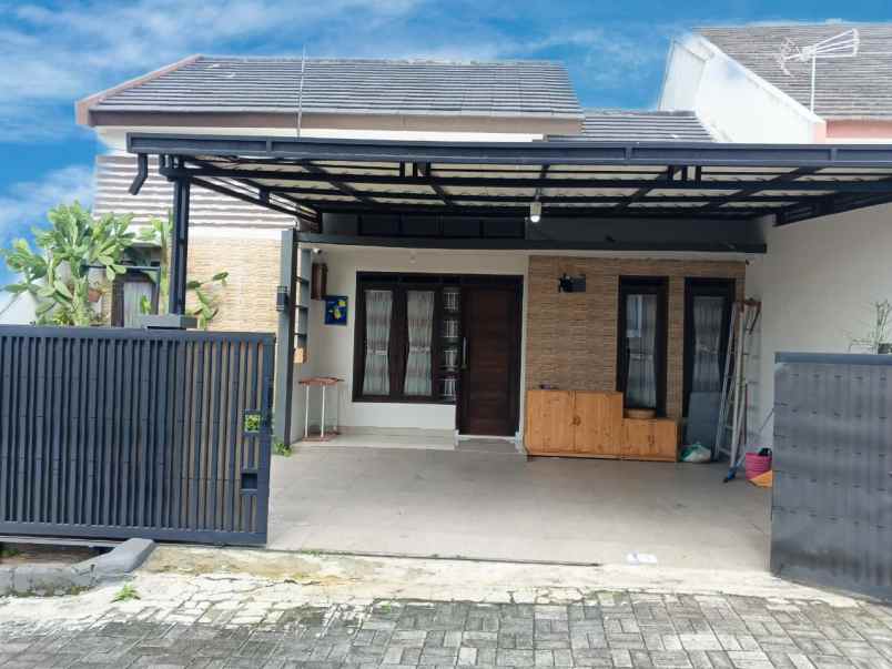 dijual rumah batu indah regency