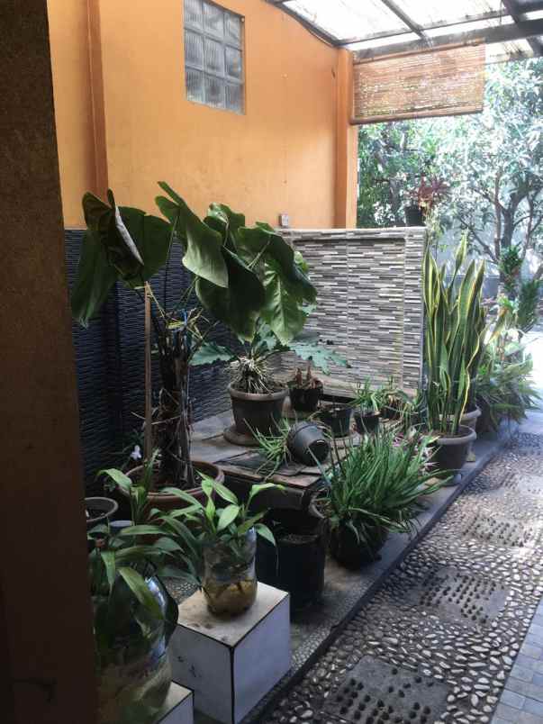 dijual rumah cantik 1 5 lantai di perumahan demarakesh