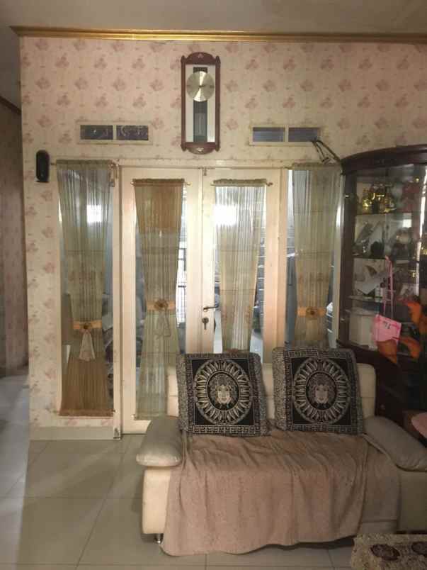 dijual rumah cantik 1 5 lantai di perumahan demarakesh