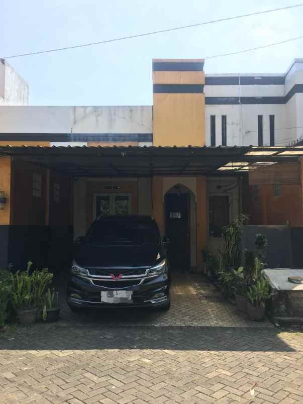 dijual rumah cantik 1 5 lantai di perumahan demarakesh