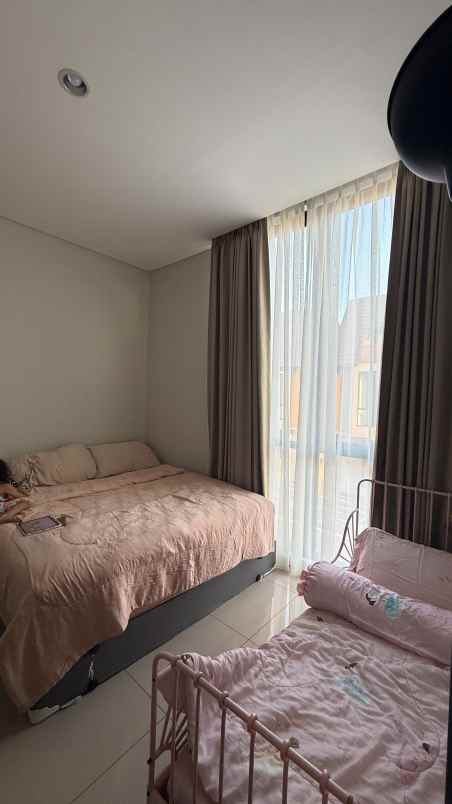dijual rumah cluster viola summarecon
