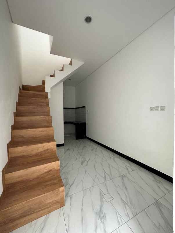 dijual rumah condet