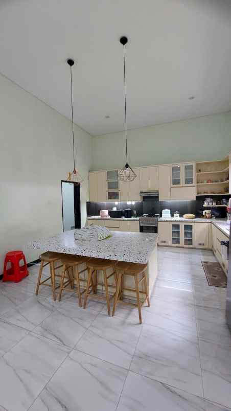 dijual rumah dharmahusada indah