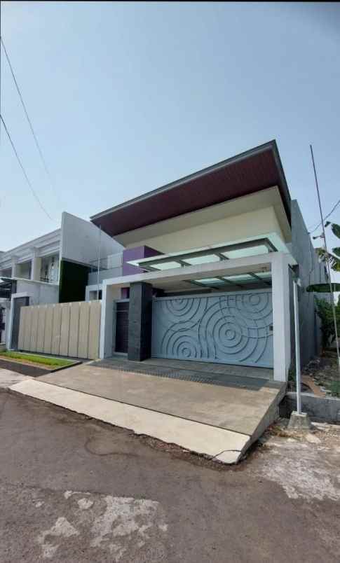 dijual rumah dharmahusada indah