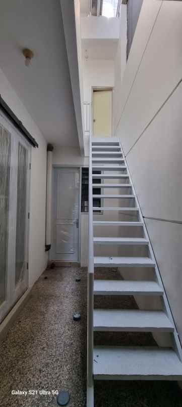 dijual rumah di pakuwon city surabaya timur